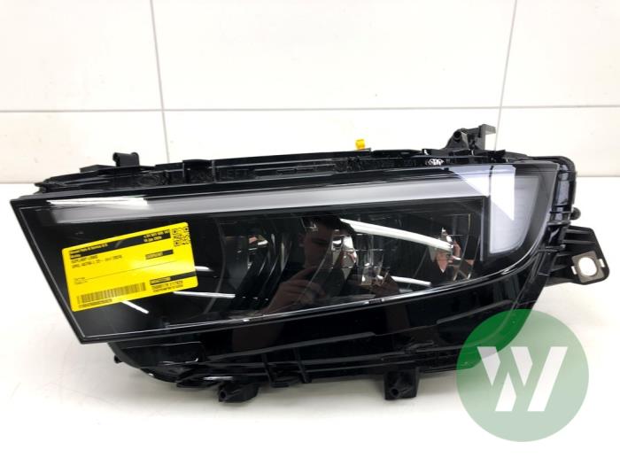 Używane Reflektor lewy Opel Astra L Sports Tourer (F4/FC/FN/FR) 1.2 Turbo 110 12V Cena € 838,95 Procedura marży oferowane przez Wessel Parts & Service B.V.