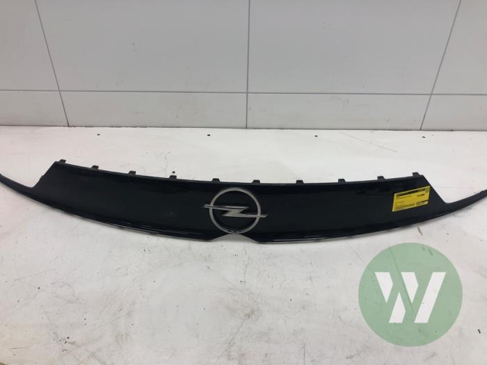 Używane Grill Opel Crossland (X) 1.2 Turbo 12V Cena € 261,45 Procedura marży oferowane przez Wessel Parts & Service B.V.