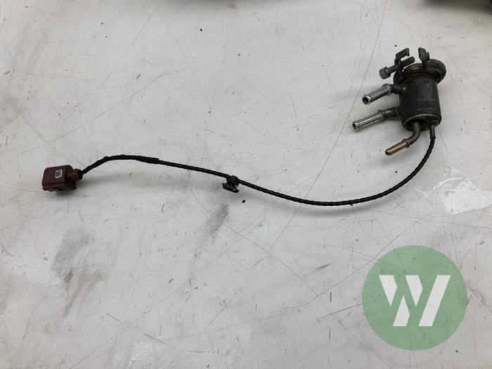 Usados Inyector Adblue Skoda Octavia Combi (NXAC) 2.0 TDI GreenTec 16V Precio € 82,95 Norma de margen ofrecido por Wessel Parts & Service B.V.