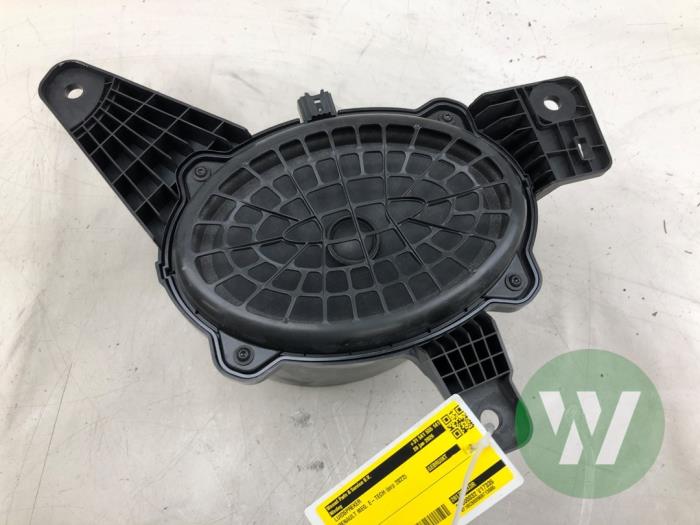 Używane Glosnik Renault Megane E-Tech (RCB) 60 kWh Cena € 72,45 Procedura marży oferowane przez Wessel Parts & Service B.V.