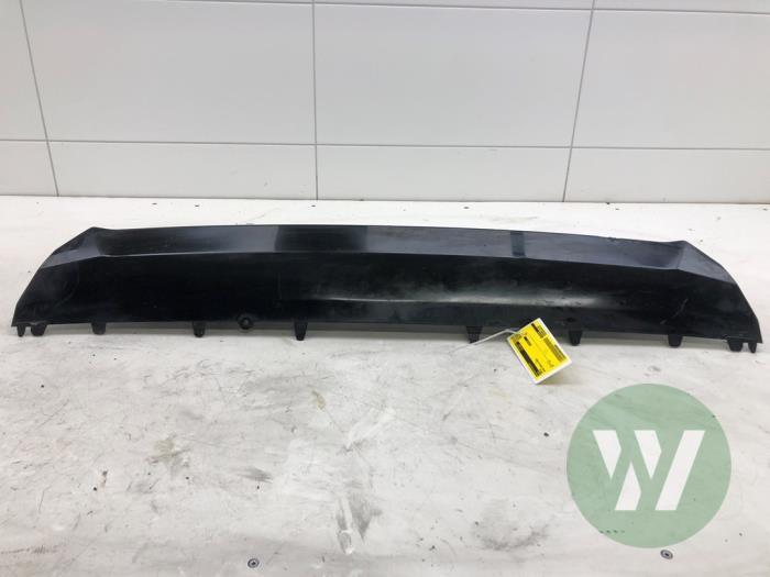 Używane Grill Volvo XC60 II (UZ) 2.0 T8 16V Polestar Engineered AWD Cena € 93,45 Procedura marży oferowane przez Wessel Parts & Service B.V.