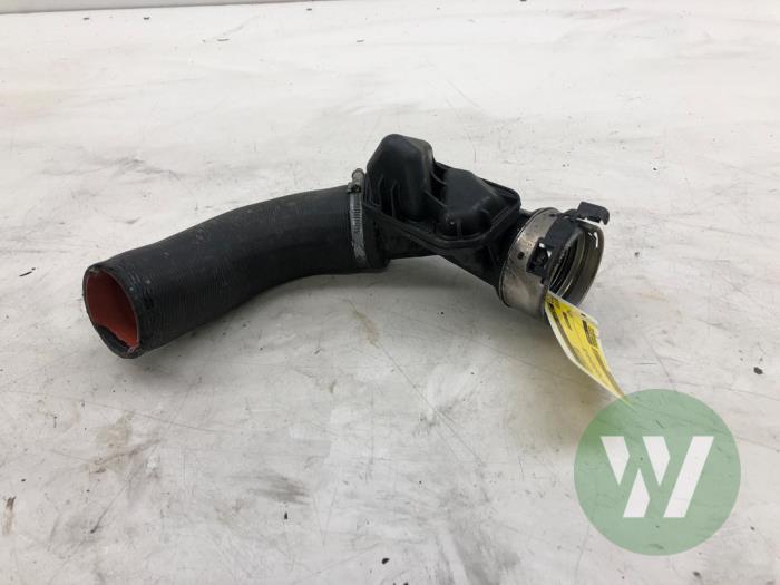Gebrauchte Intercooler Schlauch Volvo XC60 II (UZ) 2.0 T8 16V Polestar Engineered AWD Preis € 40,95 Margenregelung angeboten von Wessel Parts & Service B.V.