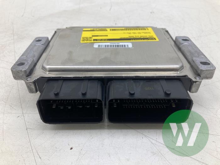 Used Engine management computer Opel Vivaro 2.0 Diesel 145 Price € 236,25 Margin scheme offered by Wessel Parts & Service B.V.