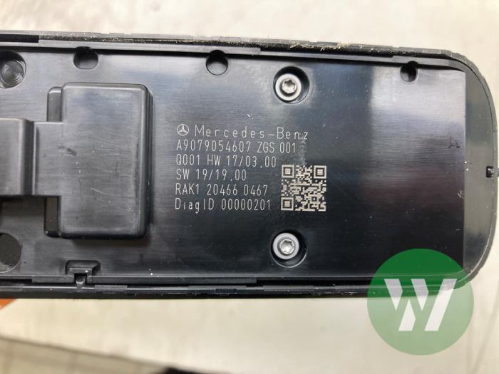 Usados Interruptor de ventanilla eléctrica Mercedes Sprinter 3,5t (907.6/910.6) 317 CDI 2.0 D RWD Precio € 131,25 Norma de margen ofrecido por Wessel Parts & Service B.V.