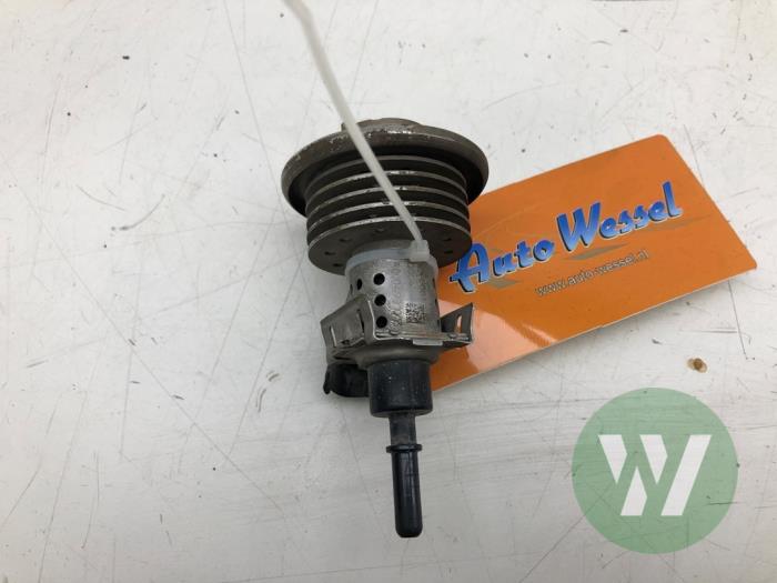 Usados Inyector Adblue Mercedes Vito (447.6) 1.6 111 CDI 16V Precio € 61,95 Norma de margen ofrecido por Wessel Parts & Service B.V.