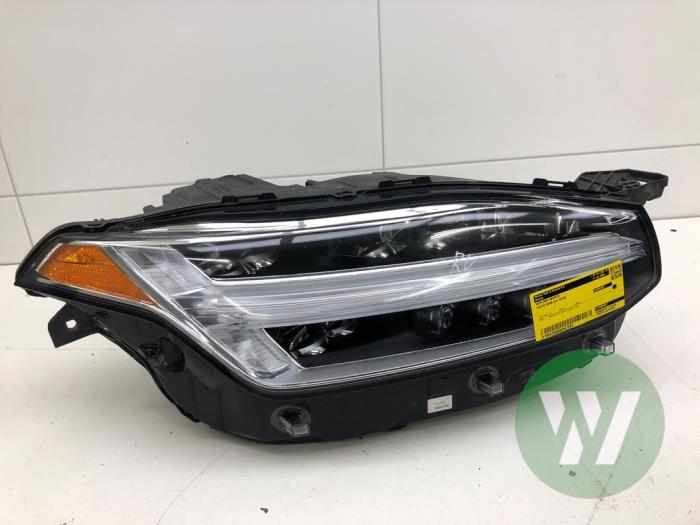 Używane Reflektor prawy Volvo XC90 II 2.0 T6 16V AWD Cena € 1.153,95 Procedura marży oferowane przez Wessel Parts & Service B.V.