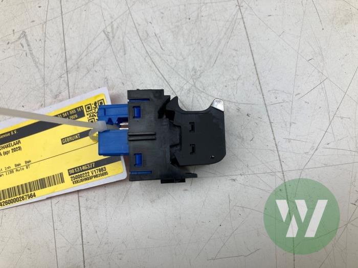 Gebrauchte Handbremse Schalter Opel Mokka 1.2 Turbo 12V Preis € 30,45 Margenregelung angeboten von Wessel Parts & Service B.V.