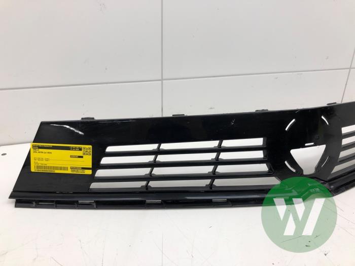 Begagnade Grill Opel Astra L (F3/FB/FM/FP) 1.2 Turbo 130 12V Pris € 131,25 Marginaltabell erbjuds av Wessel Parts & Service B.V.