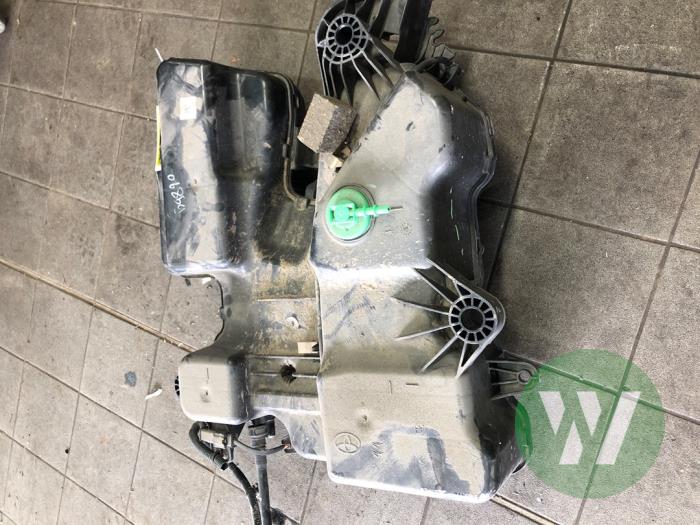Gebrauchte Adblue Tank Opel Vivaro 2.0 Diesel 145 Preis € 418,95 Margenregelung angeboten von Wessel Parts & Service B.V.