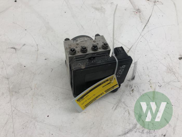 Usagé Bloc ABS Volkswagen Passat (3G2) 2.0 TDI 16V 150 Prix € 61,95 Règlement à la marge proposé par Wessel Parts & Service B.V.