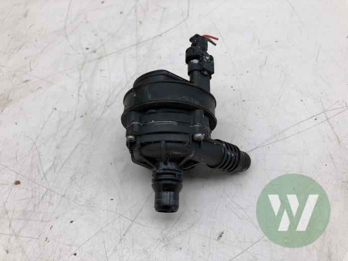 Begagnade Vattenpump Mercedes CLA Shooting Brake (118.6) 1.3 CLA-200 Turbo 16V Mild Hybrid Pris € 36,75 Marginaltabell erbjuds av Wessel Parts & Service B.V.