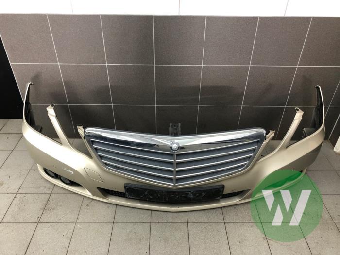 Używane Zderzak przedni Mercedes E (W212) E-200 CDI 16V BlueEfficiency,BlueTEC Cena € 733,95 Procedura marży oferowane przez Wessel Parts & Service B.V.