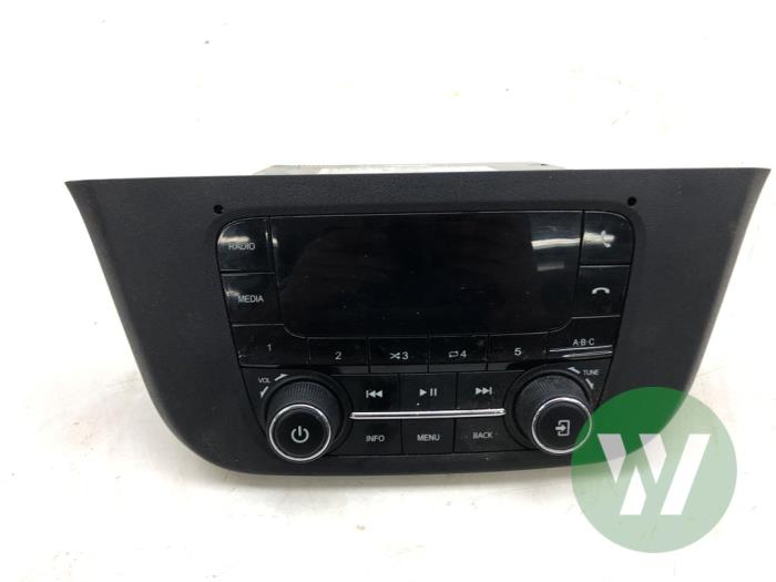 Używane Radio Iveco New Daily VI 33S16, 35C16, 35S16 Cena € 366,45 Procedura marży oferowane przez Wessel Parts & Service B.V.