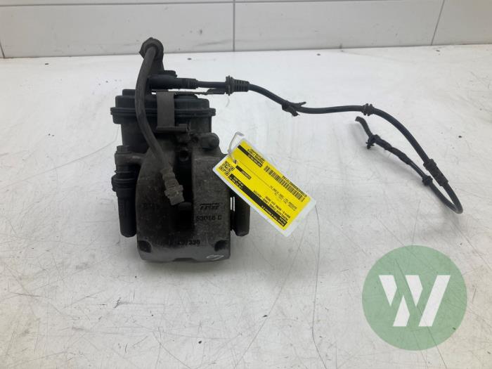 Gebrauchte Bremszange links hinten BMW 5 serie Touring (G31) 520d xDrive 2.0 TwinPower Turbo 16V Preis € 51,45 Margenregelung angeboten von Wessel Parts & Service B.V.