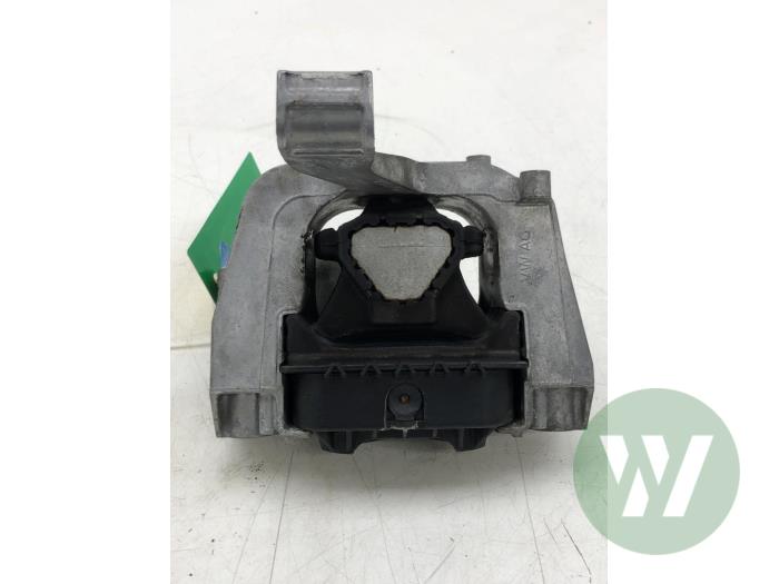 Engine mount from a Volkswagen Caddy Cargo V (SBA/SBH) 1.5 TGI 2023