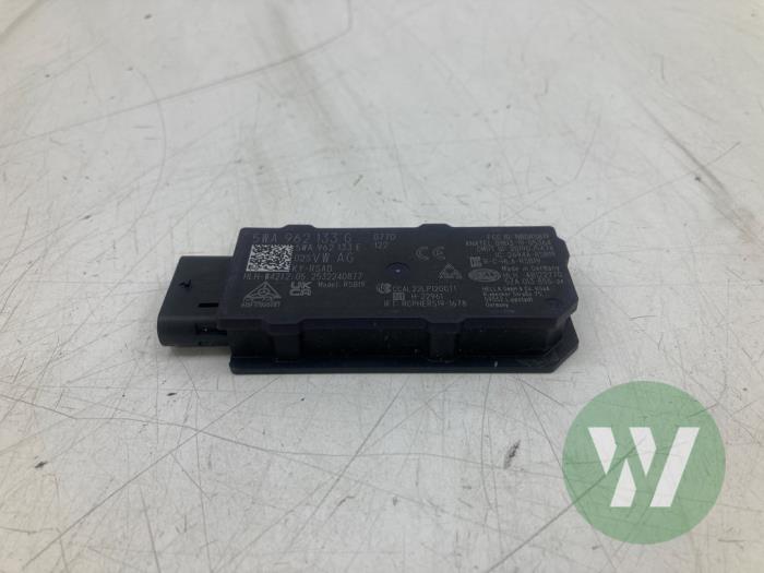 Używane Modul keyless vehicle Seat Leon Sportstourer (KLF) 1.5 eTSI 16V Cena € 30,45 Procedura marży oferowane przez Wessel Parts & Service B.V.