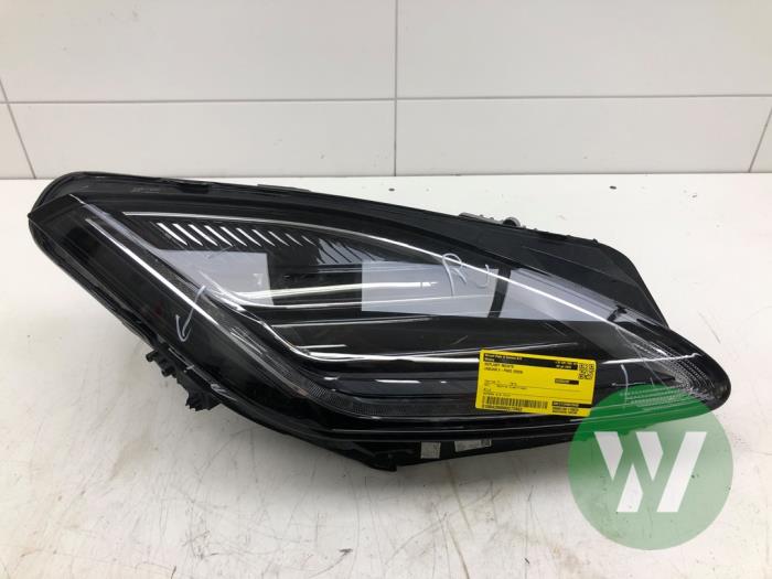 Używane Reflektor prawy Jaguar E-Pace 2.0 P300 Turbo 16V AWD Cena na żądanie oferowane przez Wessel Parts & Service B.V.