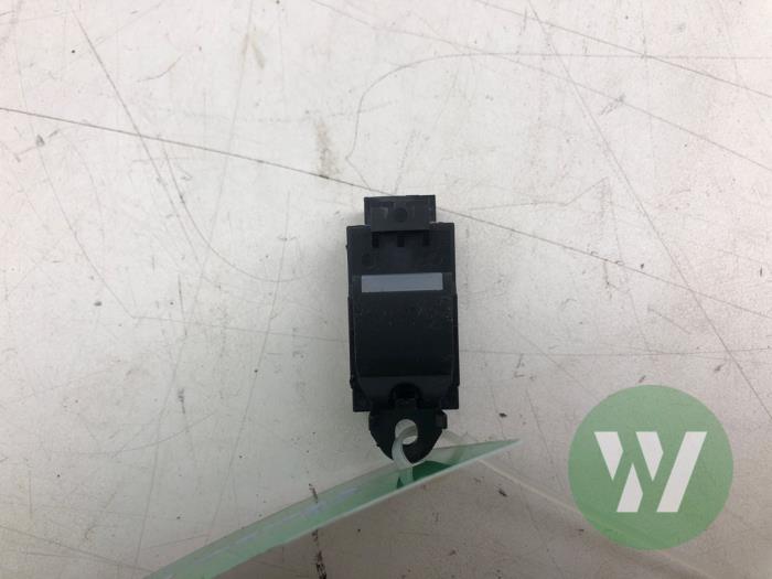 Usados Interruptor de ventanilla eléctrica Jaguar E-Pace 2.0 P300 Turbo 16V AWD Precio € 26,25 Norma de margen ofrecido por Wessel Parts & Service B.V.