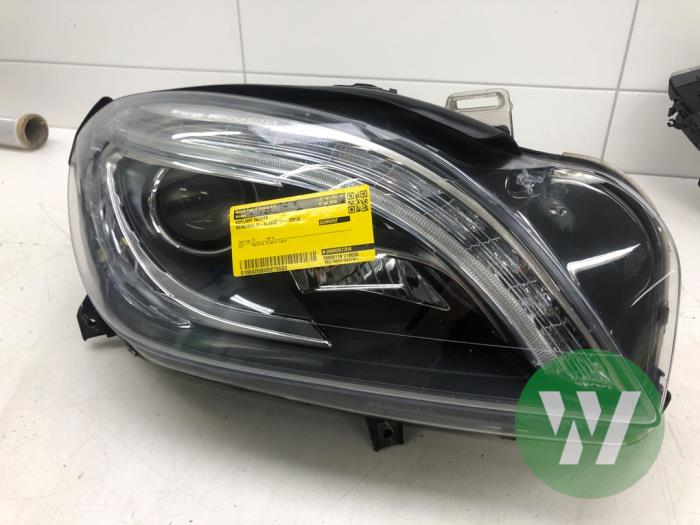 Używane Reflektor prawy Mercedes ML III (166) 3.0 ML-350 BlueTEC V6 24V 4-Matic Cena € 943,95 Procedura marży oferowane przez Wessel Parts & Service B.V.