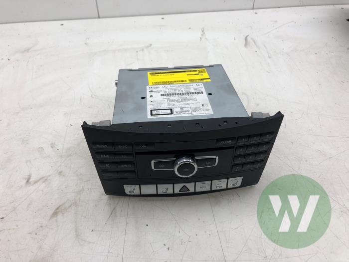 Używane Radio Mercedes E Estate (S212) E-220 CDI 16V BlueEfficiency Cena € 103,95 Procedura marży oferowane przez Wessel Parts & Service B.V.
