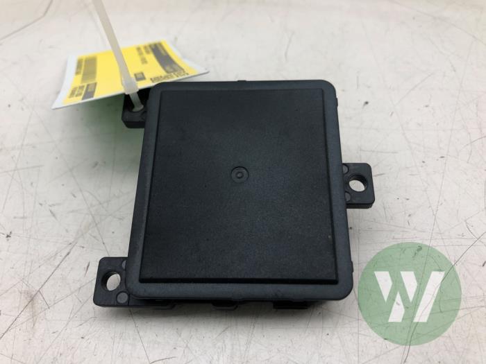 Usados Sensor de radar Renault Megane E-Tech (RCB) 60 kWh Precio € 246,75 Norma de margen ofrecido por Wessel Parts & Service B.V.