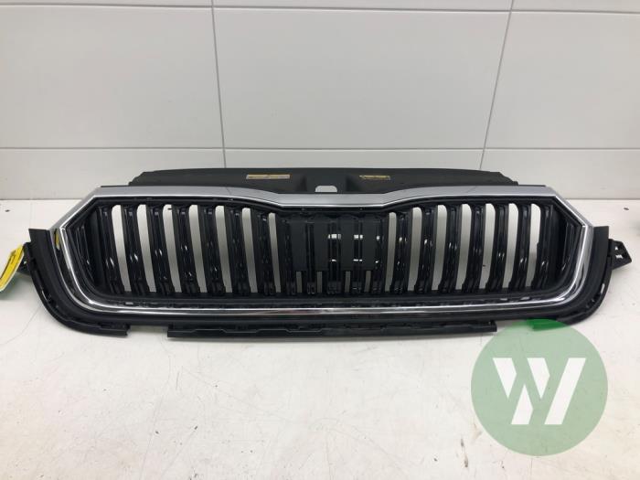Używane Grill Skoda Octavia Combi (NXAC) 1.5 TSI 16V Cena € 208,95 Procedura marży oferowane przez Wessel Parts & Service B.V.