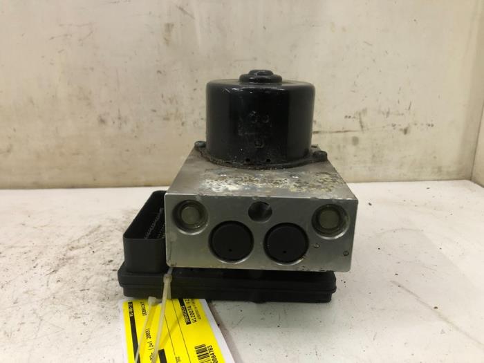 Usagé Bloc ABS Mercedes CLK (C209) 2.7 270 CDI 20V Prix € 40,95 Règlement à la marge proposé par Wessel Parts & Service B.V.