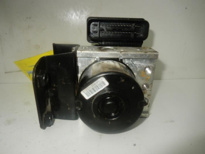 Usagé Bloc ABS Renault Twingo II (CN) 1.2 16V Prix € 40,95 Règlement à la marge proposé par Wessel Parts & Service B.V.
