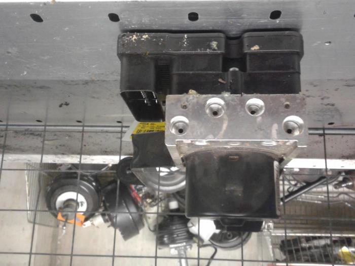 Begagnade ABS-pump Ford Focus 2 C+C 1.6 16V Pris € 78,75 Marginaltabell erbjuds av Wessel Parts & Service B.V.