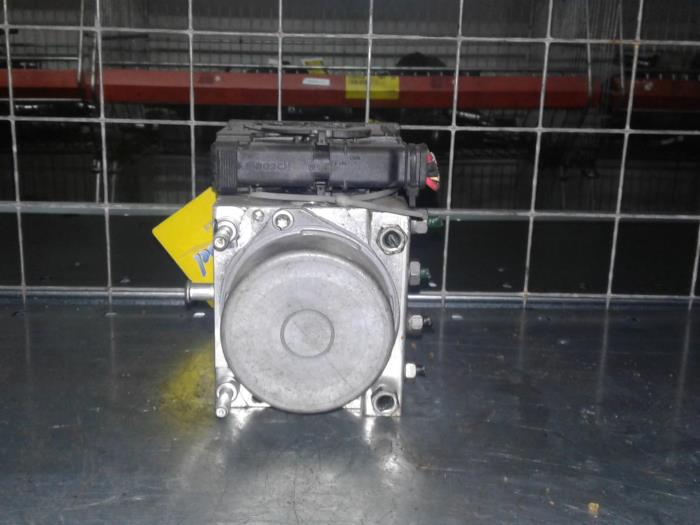 Używane Pompa ABS Renault Modus/Grand Modus (JP) Cena € 40,95 Procedura marży oferowane przez Wessel Parts & Service B.V.