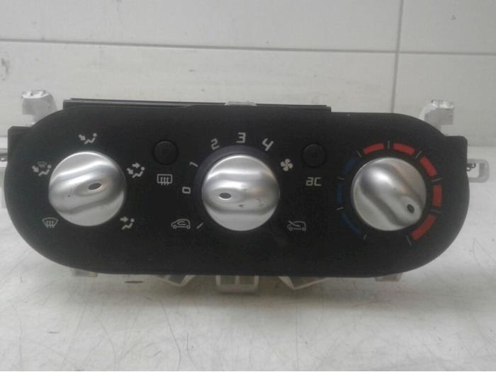 Panel de control de calefacción de un Renault Twingo II (CN) 1.2 16V LEV 2013