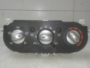 Usados Panel de control de calefacción Renault Twingo II (CN) 1.2 16V LEV Precio € 49,00 Norma de margen ofrecido por Autobedrijf G.H. Wessel B.V.