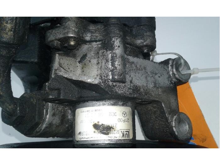 Usagé Pompe de direction Mercedes Sprinter 4t (904) 413 CDI 16V Prix € 103,95 Règlement à la marge proposé par Wessel Parts & Service B.V.
