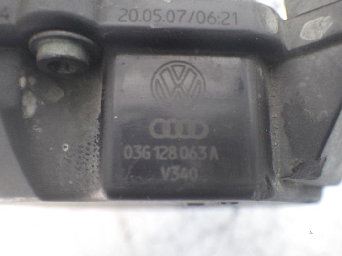 Drosselklappengehäuse van een Volkswagen Caddy III (2KA,2KH,2CA,2CH) 1.9 TDI 2007