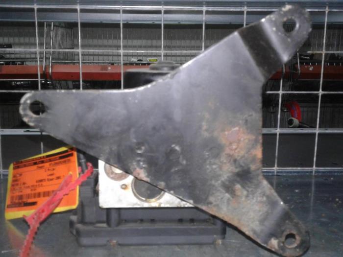 Usagé Bloc ABS Renault Master II (JD) 2.2 dCi 16V Prix € 82,95 Règlement à la marge proposé par Wessel Parts & Service B.V.