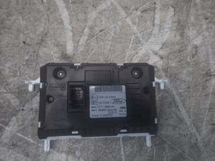 Usados Pantalla interior Ford Tourneo Courier (JU2) 1.0 Ti-VCT EcoBoost 12V Precio € 79,00 Norma de margen ofrecido por Autobedrijf G.H. Wessel B.V.
