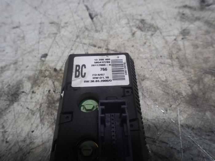 Używane Zegar Opel Corsa D 1.3 CDTi 16V ecoFLEX Cena € 42,00 Procedura marży oferowane przez Wessel Parts & Service B.V.