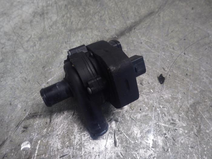 Water pump from a Mercedes-Benz R (W251)  2006