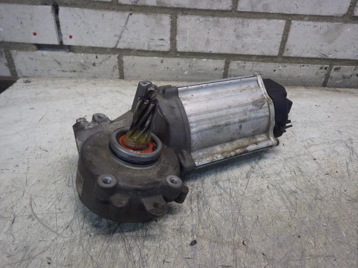 Power steering pump from a Volkswagen Touran (1T1/T2) 1.9 TDI 105 Euro 3 2010