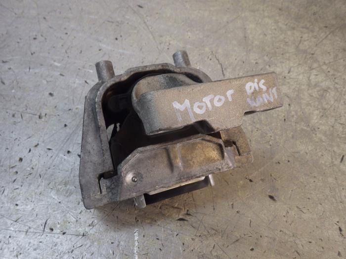 Used Engine mount Mercedes Vito (639.6) 2.2 110 CDI 16V Euro 5 Price € 52,50 Margin scheme offered by Wessel Parts & Service B.V.