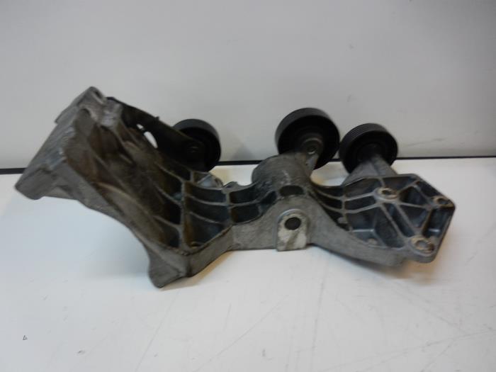Usados Rodillo tensor correa múltiple Mercedes A (W169) 2.0 A-180 CDI 16V Precio € 57,75 Norma de margen ofrecido por Wessel Parts & Service B.V.