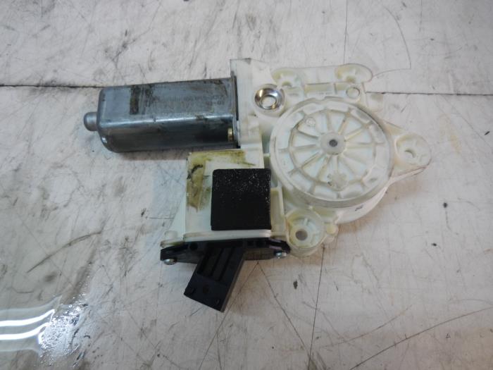 Usados Motor de ventanilla de puerta Mercedes ML I (163) 320 3.2 V6 18V Autom. Precio € 72,45 Norma de margen ofrecido por Wessel Parts & Service B.V.