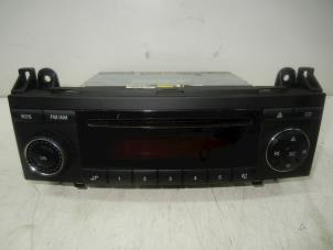 Gebrauchte Radio CD Spieler Mercedes B (W245,242) 2.0 B-180 CDI 16V Preis € 79,00 Margenregelung angeboten von Autobedrijf G.H. Wessel B.V.