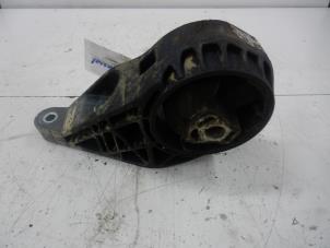 Engine mount from a Daewoo Cruze 2.0 D 16V 2009