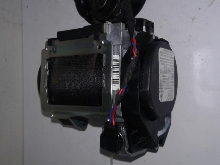 Seatbelt tensioner, left from a BMW 7 serie (E65/E66/E67) 730d,Ld 3.0 24V 2006