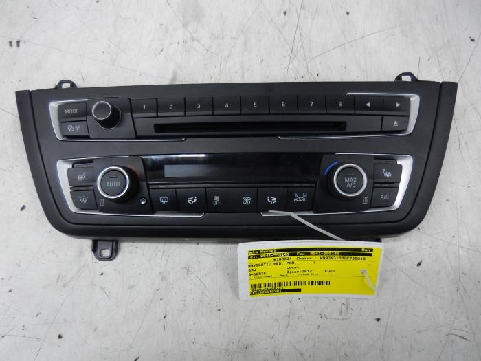 Navigation control panel from a BMW 3 serie Touring (F31) 320d 2.0 16V 2012