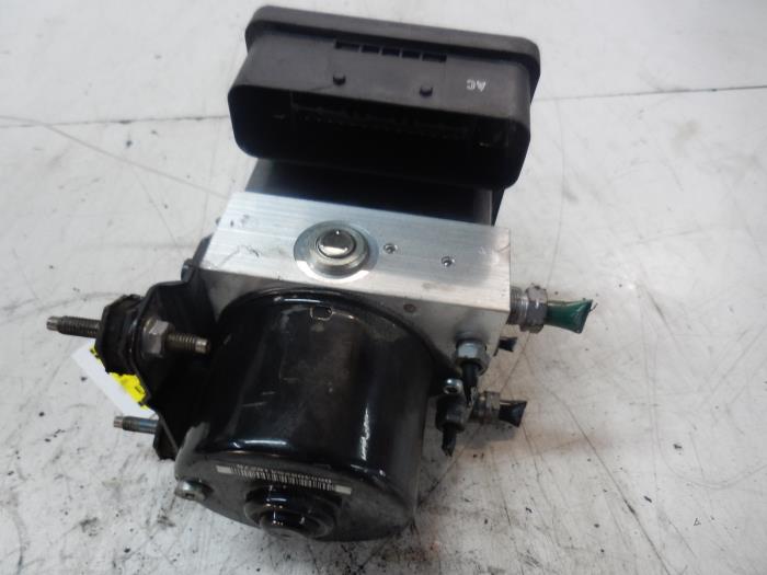 Używane Pompa ABS Citroen C5 II Berline (RC) 2.0 HDiF 16V Cena € 103,95 Procedura marży oferowane przez Wessel Parts & Service B.V.