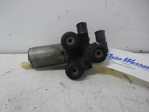 Used Electric heater valve BMW 3 serie (E90) 320d 16V Price € 49,00 Margin scheme offered by Autobedrijf G.H. Wessel B.V.