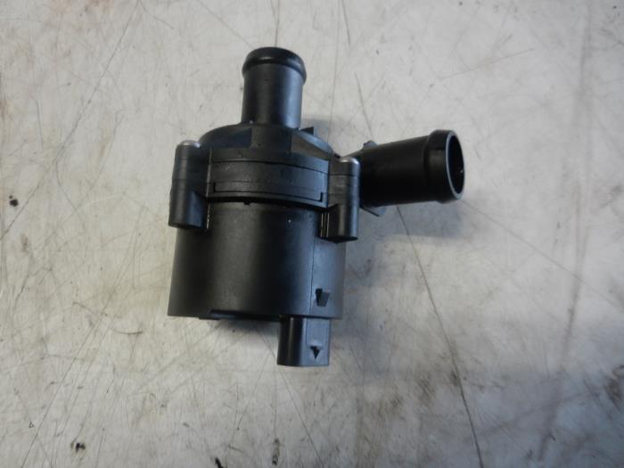 Używane Pompa wodna Audi Q3 (8UB/8UG) 1.4 TFSI 16V Cena € 51,45 Procedura marży oferowane przez Wessel Parts & Service B.V.