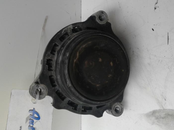 Engine mount from a BMW 3 serie (F30) 316d 2.0 16V 2013